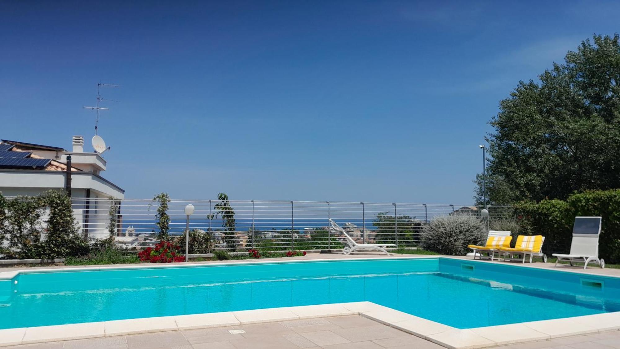 Hotel Just Blue Montesilvano Marina Exterior foto